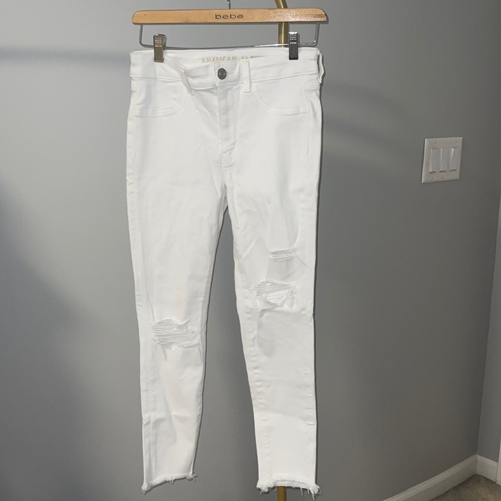 American Eagle White Skinny Jeans/ with Rips!